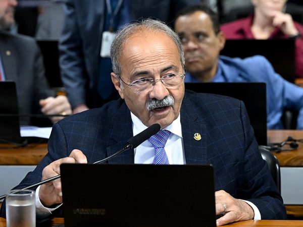 Em pronunciamento, à bancada, senador Chico Rodrigues (PSB-RR).
