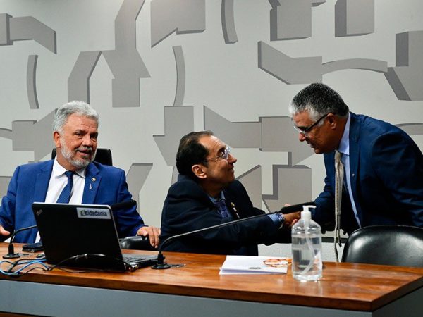 Projeto de Eduardo Girão, à dir, cumprimentando Jorge Kajuru, obteve parecer favorável de Sérgio Petecão (esq.) Geraldo Magela/Agência Senado