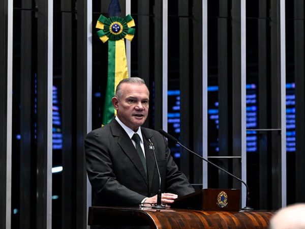 À tribuna, em discurso, senador Wellington Fagundes (PL-MT).