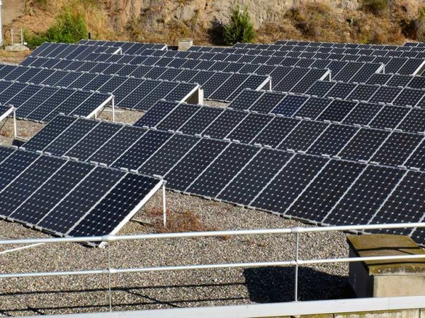 Entre as medidas, texto prevê a criação de pequenas usinas solares em áreas rurais para abaster famílias de baixa renda Getty Images/iStockphoto