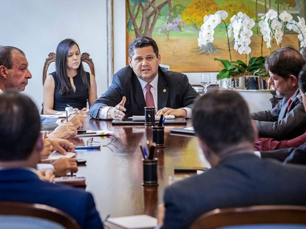 Participam:
secretária-geral adjunta da Mesa do Senado Federal, Sabrina Silva Nascimento;
presidente do Senado Federal, senador Davi Alcolumbre (União-AP);
líder d MDB no Senado Federal, senador Eduardo Braga (MDB-AM); 
senador Omar Aziz (PSD-AM); 
senador Eduardo Girão (Novo-CE).