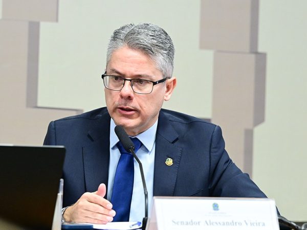 Relator da CPICRIME, senador Alessandro Vieira (MDB-SE) em pronunciamento à mesa.