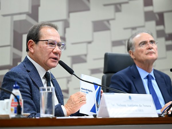Mesa: 
presidente do Banco de Brasília (BRB), Nelson Antônio de Souza, em pronunciamento;
presidente da CAE, senador Renan Calheiros (MDB-AL).