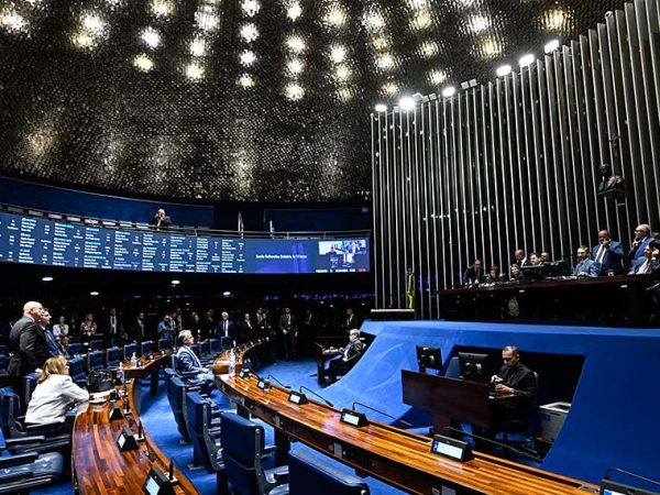 À mesa, presidente do Senado Federal, senador Davi Alcolumbre (União-AP) conduz sessão.