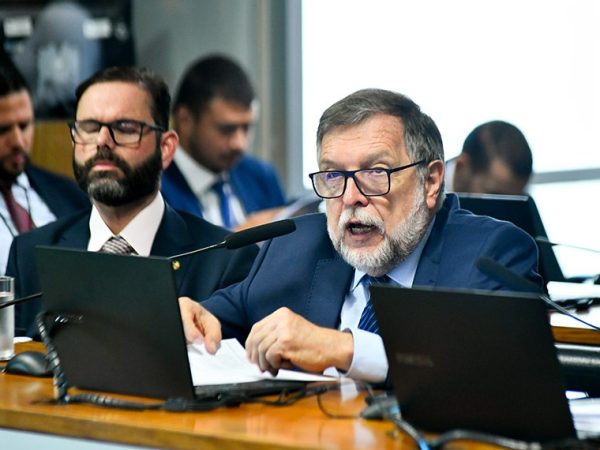 Em pronunciamento, à bancada, senador Flávio Arns (PSB-PR).