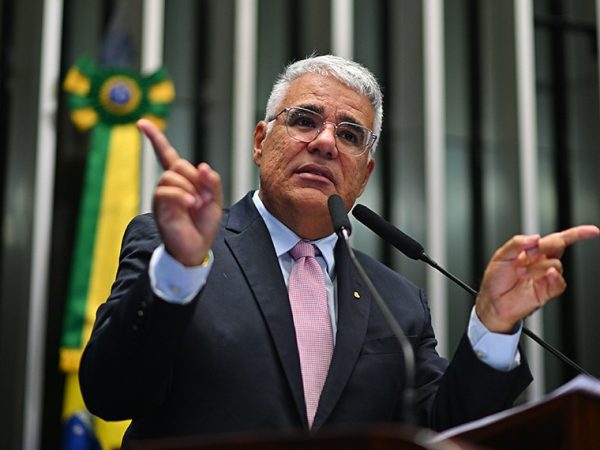 Em discurso, à tribuna, senador Eduardo Girão (Novo-CE).