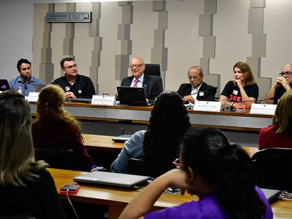Mesa: 
coordenador jurídico da Federação de Sindicatos de Trabalhadores Técnico-Administrativos em Instituições de Ensino Superior Públicas do Brasil (Fasubra), Daniel Farias;
integrante da Comissão Nacional de Supervisão da Carreira do Sindicato Nacional dos Servidores Federais da Educação Básica, Profissional e Tecnológica (Sinasefe), Leewertton de Souza Marreiro; 
presidente eventual da CE, senador Esperidião Amin (PP-SC);
diretor do Departamento de Relações de Trabalho no Serviço Público do Ministério da Gestão e da Inovação em Serviços Públicos, Mário Barbosa;
tesoureira do Sindicato Nacional dos Docentes das Instituições de Ensino Superior (Andes-SN), Jennifer Susan Webb;
coordenador-geral do Sindicato Nacional dos Servidores Federais da Educação Básica, Profissional e Tecnológica (Sinasefe), Carlos David de Carvalho Lobão.