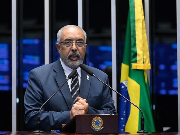 Senador Paulo Paim (PT-RS) em discurso à tribuna.