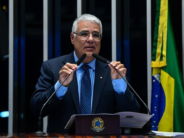 Em discurso, à tribuna, senador Eduardo Girão (Novo-CE).