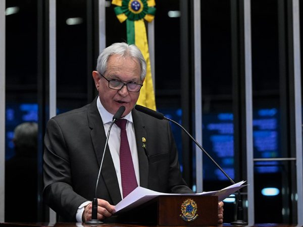 Em discurso, à tribuna,  senador Hermes Klann (PL-SC).