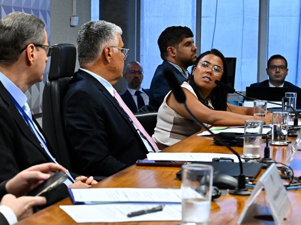 Mesa: 
defensor público do Estado de São Paulo e Membro da Comissão da Saúde da Associação Nacional das Defensoras e Defensores Públicos, Marcelo Dayrell Vivas; 
diretoria de fiscalização da Atenção Primária à Saúde da AudSaúde e representante do Tribunal de Contas da União (TCU), Unidade de Auditoria Especializada em Saúde, Marcelo Chaves Aragão;
presidente eventual  da CDH, senador Eduardo Girão (Novo-CE); 
desenfluenciadora de jogos do tigrinho, Jessica Lobo em pronunciamento; 
analista de Processo Legislativo do Senado Federal, Eduardo de Salles.