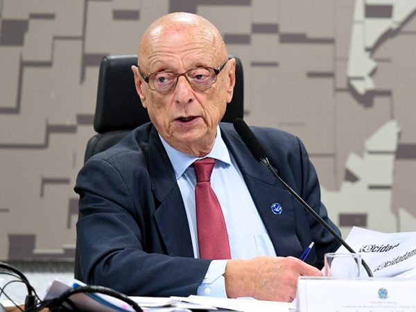 Mesa: 
presidente eventual da CRE, senador Esperidião Amin (PP-SC).