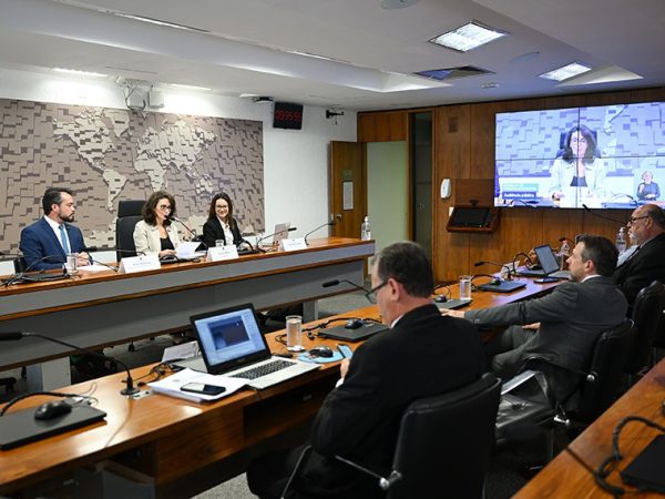 Bancada:
representante da categoria profissional dos jornalistas, Samira de Castro;
conselheiro Fernando Cabral;
conselheiro Carlos Magno.