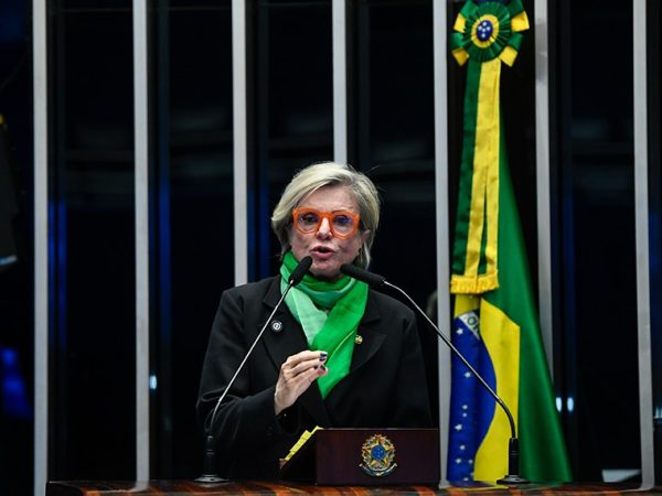 Senadora Margareth Buzetti (PSD-MT) em discurso a tribuna.