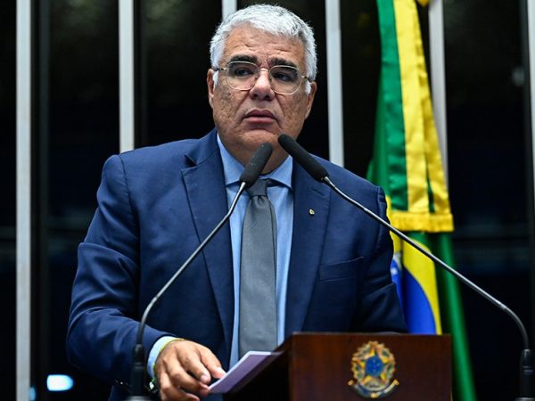 Em discurso, à tribuna, senador Eduardo Girão (Novo-CE).