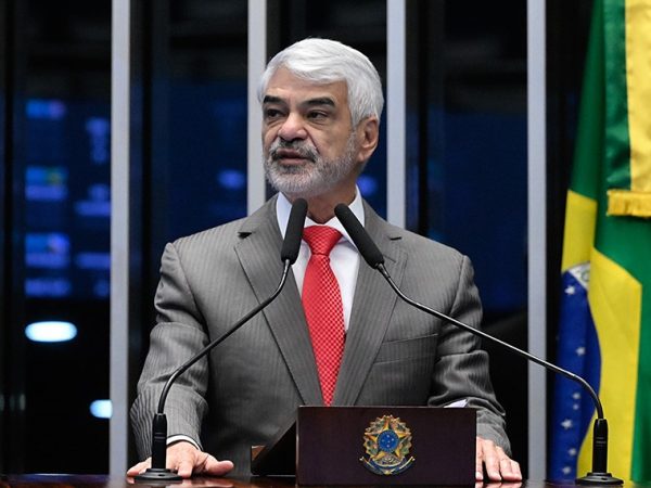 Em discurso, à tribuna, senador Humberto Costa (PT-PE).