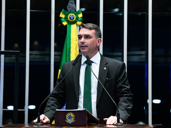 Em discurso, à tribuna, senador Flávio Bolsonaro (PL-RJ).