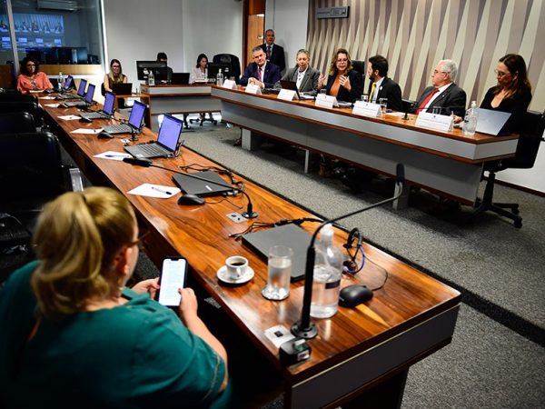 Mesa:
presidente do Conselho de Administração da Confederação Brasileira de Atletismo (CBAt), Wlamir Leandro Motta Campos; 
presidente executiva do Atletas pelo Brasil, Ana Beatriz Moser; 
presidente da CEsp, senadora Leila Barros (PDT-DF);
diretor executivo da Rede Esporte pela Mudança Social (Rems), William Fernando de Oliveira; 
diretor-secretário e CEO da Confederação Brasileira de Vela, Marco Aurélio de Sá Ribeiro;
diretora de Programas e Políticas de Incentivo ao Esporte (DPPIE) do Ministério do Esporte, Carolinne Gomes Neves de Carvalho.