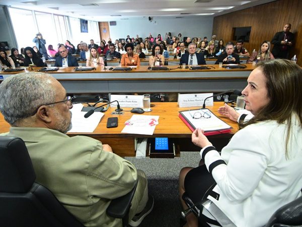 Mesa:
secretária da Mulher da Federação Nacional dos Empregados em Postos de Serviços de Combustíveis e Derivados de Petróleo (Fenepospetro) e da Federação dos Empregados em Postos de Serviços de Combustíveis e Derivados de Petróleo do Estado de São Paulo (Fepospetro), Telma Maria Cardia, em pronunciamento;
presidente eventual da CDH, senador Paulo Paim (PT-RS).