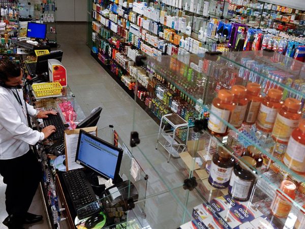 A MP 653, altera a Lei nº 13.021, de 8 de agosto de 2014, que dispõe sobre o exercício e a fiscalização das atividades farmacêuticas.