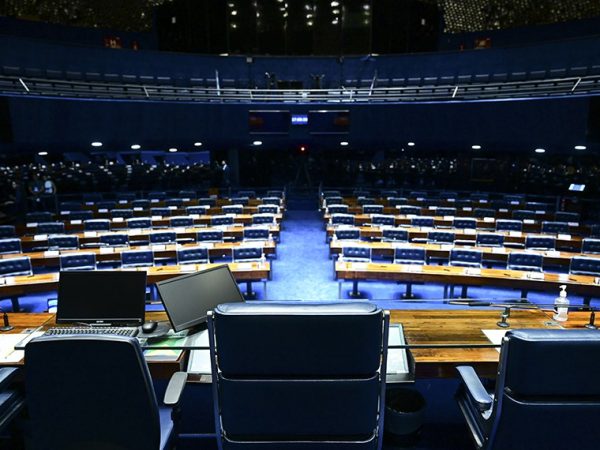 A eleição dos integrantes da nova Mesa do Senado acontece neste sábado (1º). A partir das 10h, será feita a escolha do novo presidente da Casa. E às 11h, serão eleitos os senadores que vão ocupar os demais cargos da Mesa. As regras foram publicadas nessa quarta-feira (29) no Diário do Senado Federal. As inscrições de candidaturas para presidência da Casa devem ser feitas até o início do pronunciamento do primeiro candidato. A votação é secreta e será no painel eletrônico (candidatura única) ou por cédulas (mais de um candidato).