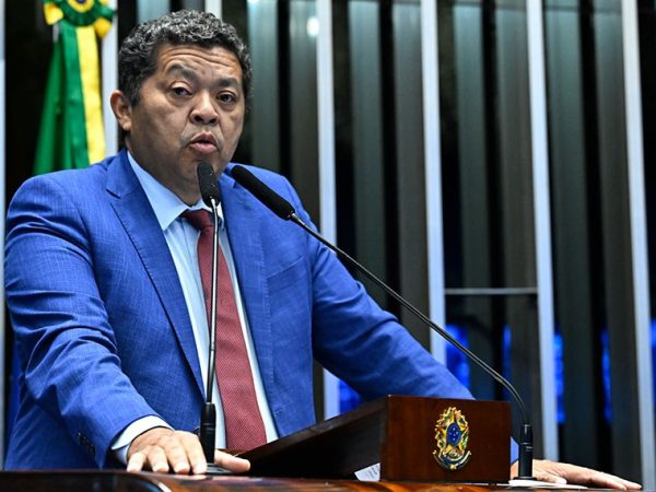 Em discurso, à tribuna, senador Beto Martins (PL-SC).