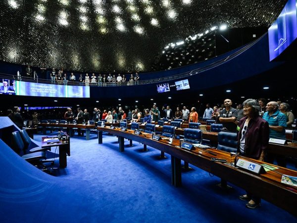 Convidados à bancada,