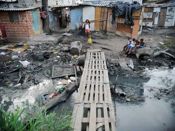 Brasil tem mais de 25 milhões de pessoas na linha de pobreza, com renda familiar de R$ 387.
