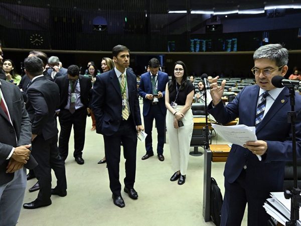 Em pronunciamento, à bancada, líder do governo no Congresso Nacional, senador Randolfe Rodrigues (PT-AP).