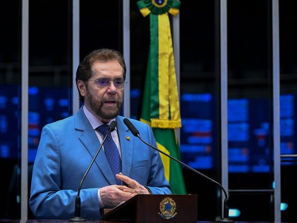 Em discurso, à tribuna, senador Plínio Valério (PSDB-AM).