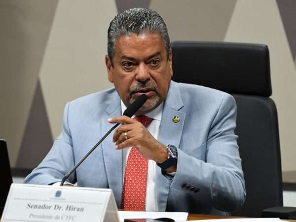 À mesa, presidente da CTFC, senador Dr. Hiran (PP-RR).