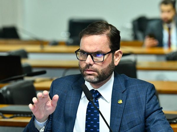 À bancada, em pronunciamento, senador Jorge Seif (PL-SC).