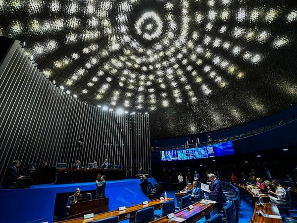 Mesa:
senador Randolfe Rodrigues (PT-AP); 
2º vice-presidente do Senado Federal, senador Humberto Costa (PT-PE), preside sessão;
secretário-geral da Mesa do Senado Federal, Danilo Augusto Barboza de Aguiar.