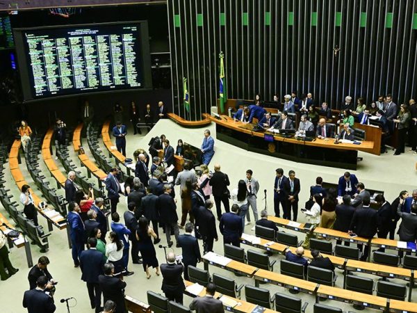 Parlamentares à bancada.