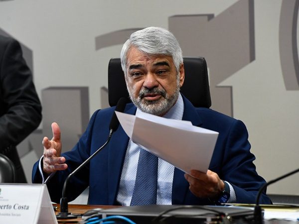 Mesa: 
presidente da CAS, senador Humberto Costa (PT-PE), em pronunciamento.