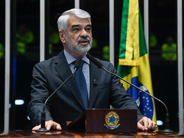 Em discurso, à tribuna, senador Humberto Costa (PT-PE).