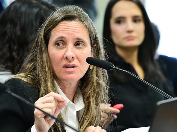 À mesa, em pronunciamento, diretora de Auditoria de Previdência e Benefícios da Controladoria-Geral da União (CGU), Eliane Viegas Mota.