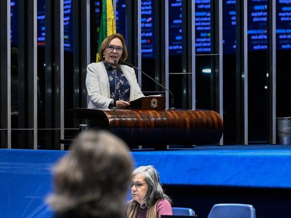 À tribuna, em discurso, senadora Zenaide Maia (PSD-RN).