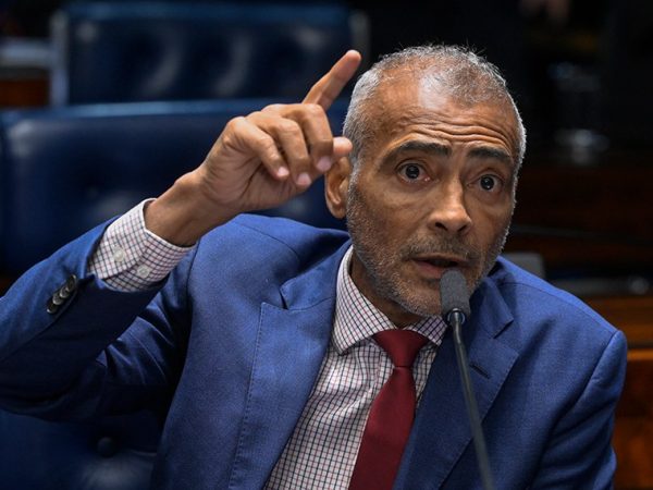 Senador Romário (PL-RJ) em pronunciamento à bancada.