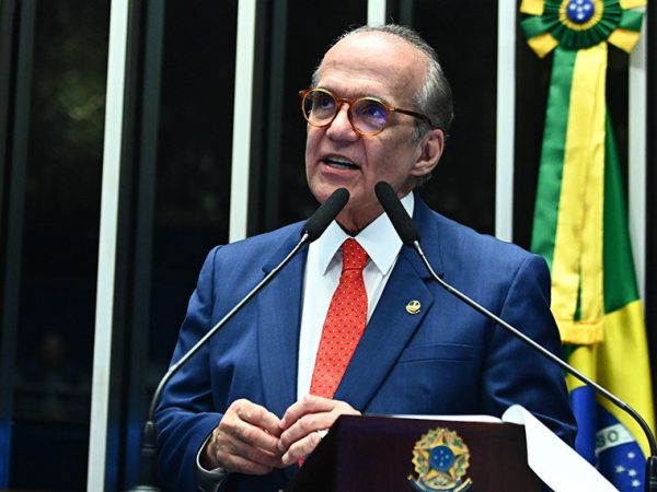 Em discurso, à tribuna, senador Fernando Dueire (MDB-PE).