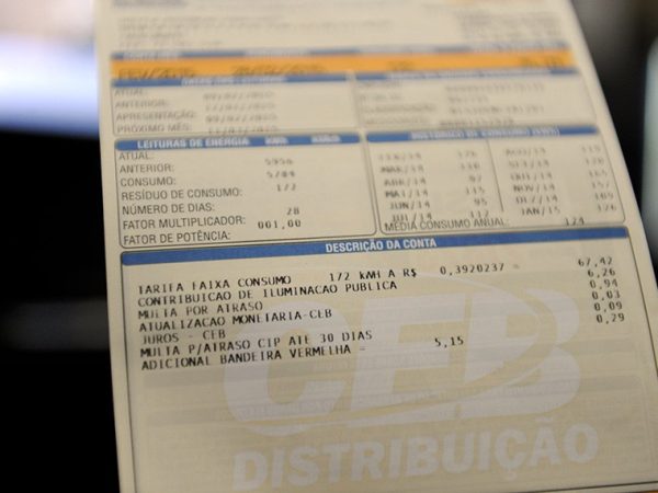 Sistema de bandeiras tarifárias para conta de luz começa em 2015. Bandeiras verde, amarela e vermelha indicam condições de geração.
Funcionam como um 'semáforo', sinalizando o custo para o consumidor.