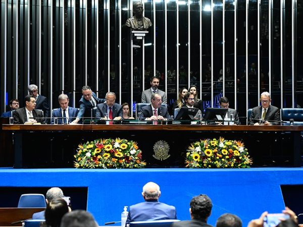 Mesa: 
presidente da Igreja Evangélica Assembleia de Deus no Amazonas e da Convenção Estadual da Assembleia de Deus no Amazonas, pastor Jonatas Câmara;
ministro do Supremo Tribunal Federal (STF), André Mendonça;
requerente desta sessão, deputado Silas Câmara (Republicanos-AM);
presidente e requerente desta sessão, senador Omar Aziz (PSD-AM);
presidente e requerente desta sessão, 
secretário desta sessão;
advogado-geral da União Jorge Messias;
presidente da Convenção da Assembleia de Deus no Brasil e da Igreja Evangélica Assembleia de Deus em Belém do Pará, pastor Samuel Câmara.
