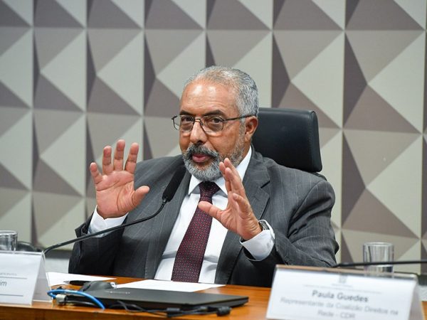 À mesa, presidente da CDH, senador Paulo Paim (PT-RS), conduz audiência.