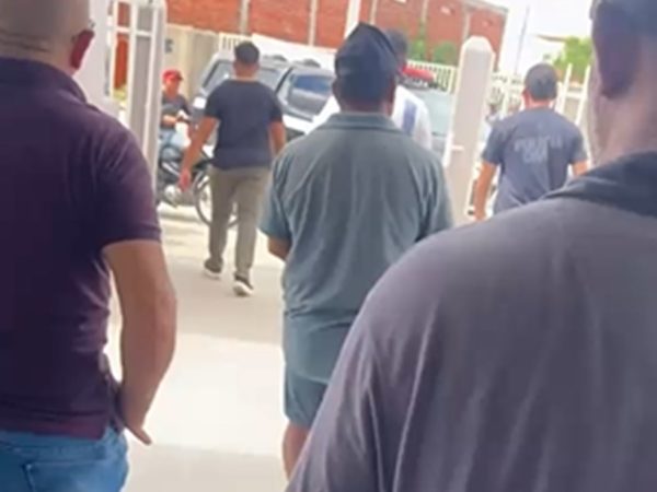 Momento da prisão de suspeitos de estuprar adolescente de 13 anos — Foto: Divulgação/Polícia Civil