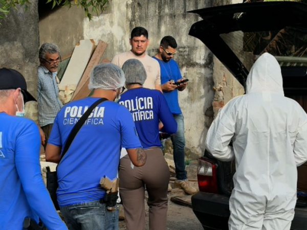 Polícia realiza perícia em casa e no carro de amigo de idosa desaparecida na Grande João Pessoa — Foto: Diogo Pinheiro/TV Cabo Branco