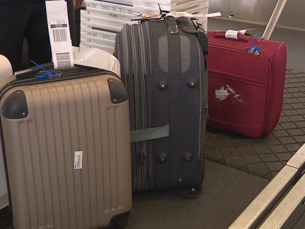 Bagagem em aeroporto — Foto: Reprodução/ RBS TV