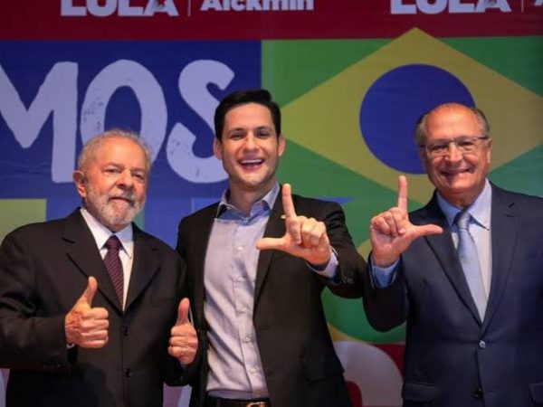 Os advogados de Carlos pedem que a Justiça proíba Motta de usar na campanha imagens e vídeos intercalados de Lula. — Foto: Reprodução