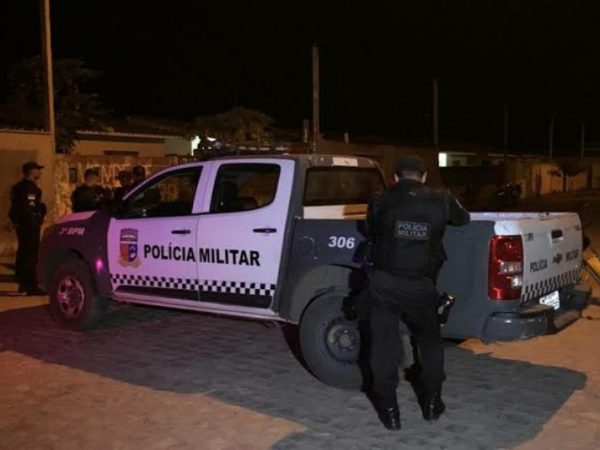 Polícia Militar isolou local onde mototaxista foi assassinado na noite desta segunda-feira (4) em Parnamirim, na Grande Natal — Foto: Heloísa Guimarães/Inter TV Cabugi