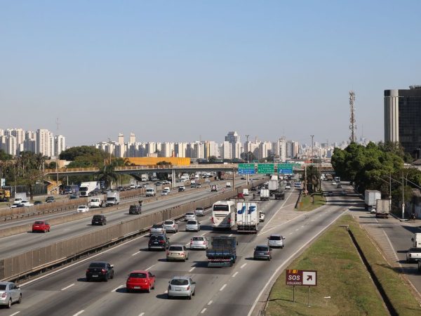 img_0021 Trânsito de veículos na Rodovia Presidente Dutra.