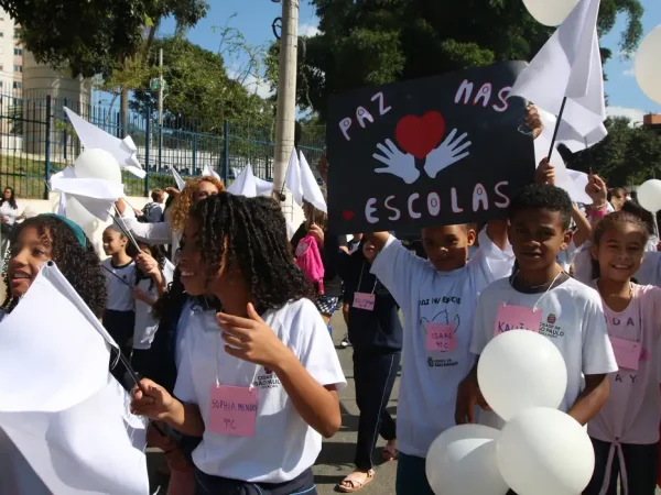 São Paulo (SP), 20-04-2023 - Caminhada pela paz, organizada pela Escola Municipal de Ensino Fundamental - EMEF Perimetral, em Paraisópolis. Foto: Rovena Rosa/Agência Brasil